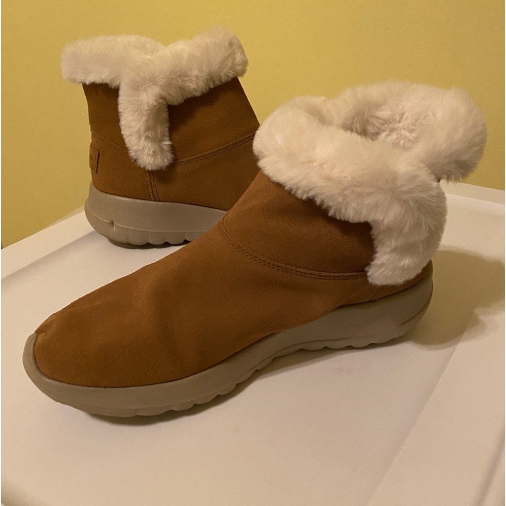 sketchers size 6 furry boots!